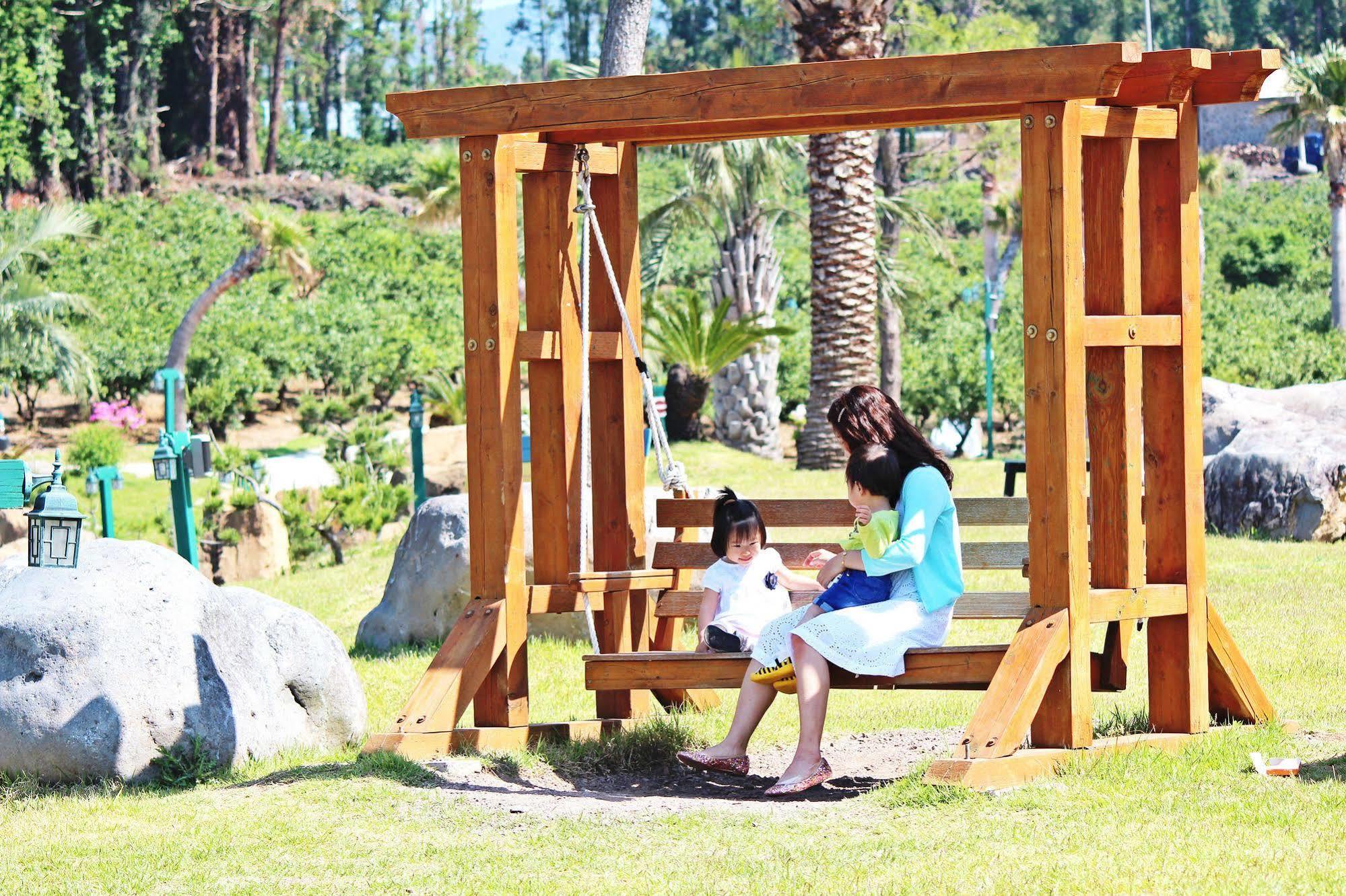 Jungmun Log Pension & Resort Seogwipo Exterior foto